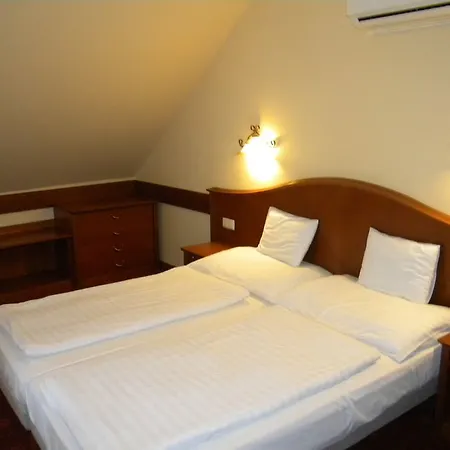 מלון דירות Fonix Club & Wellness 3*