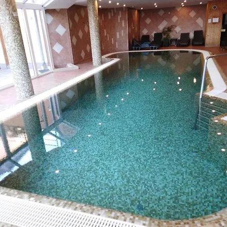 מלון דירות Fonix Club & Wellness 3*